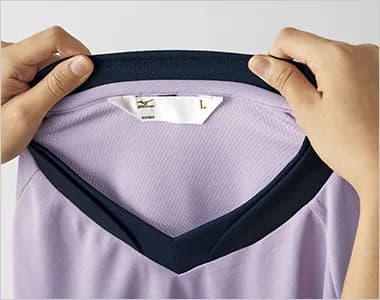 襟元は耐久性の高い異素材リブ